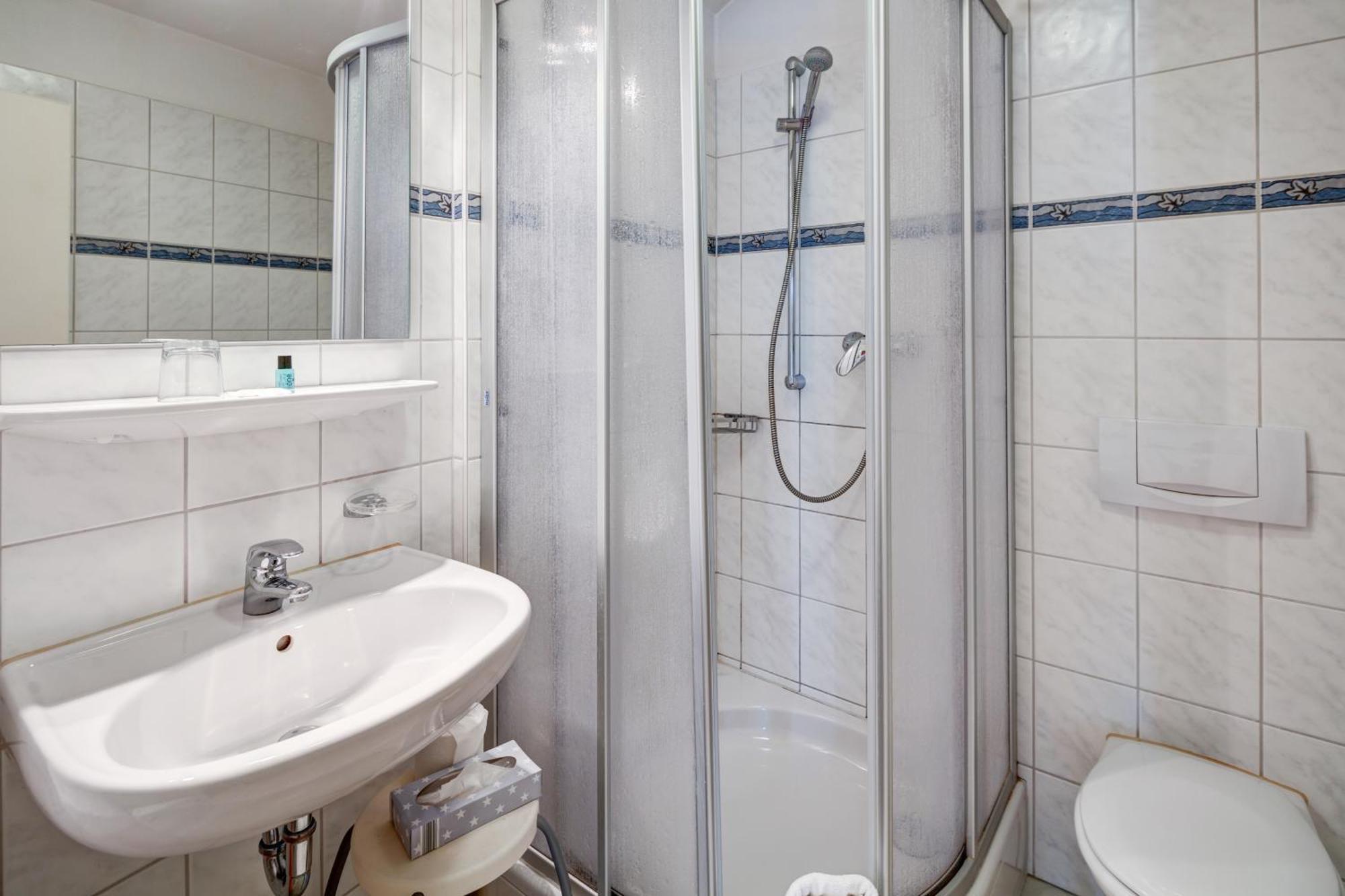 Hotel Leander Битбург Экстерьер фото