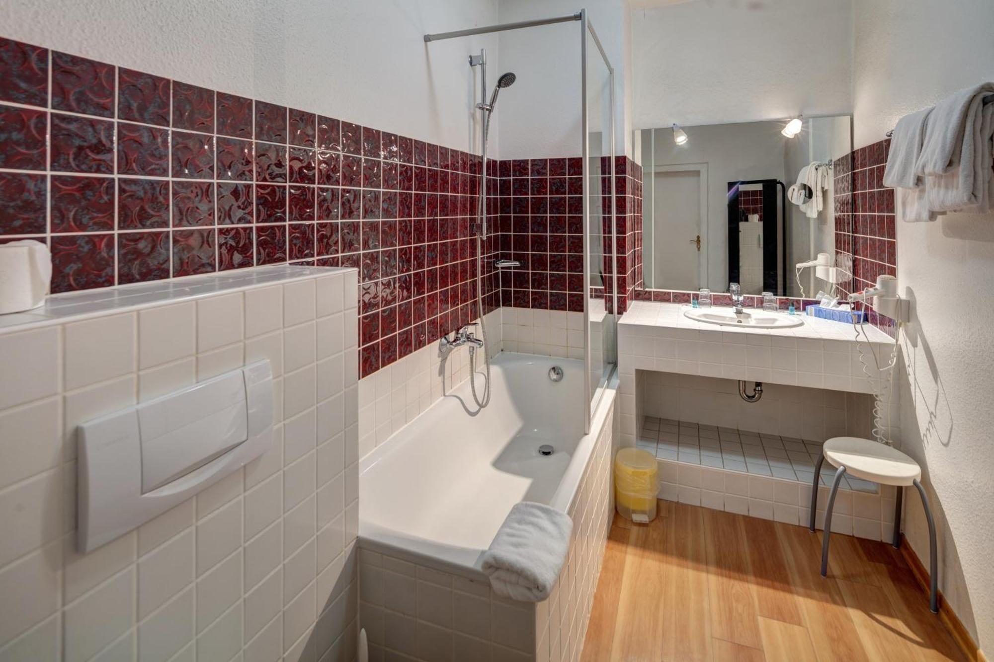 Hotel Leander Битбург Экстерьер фото