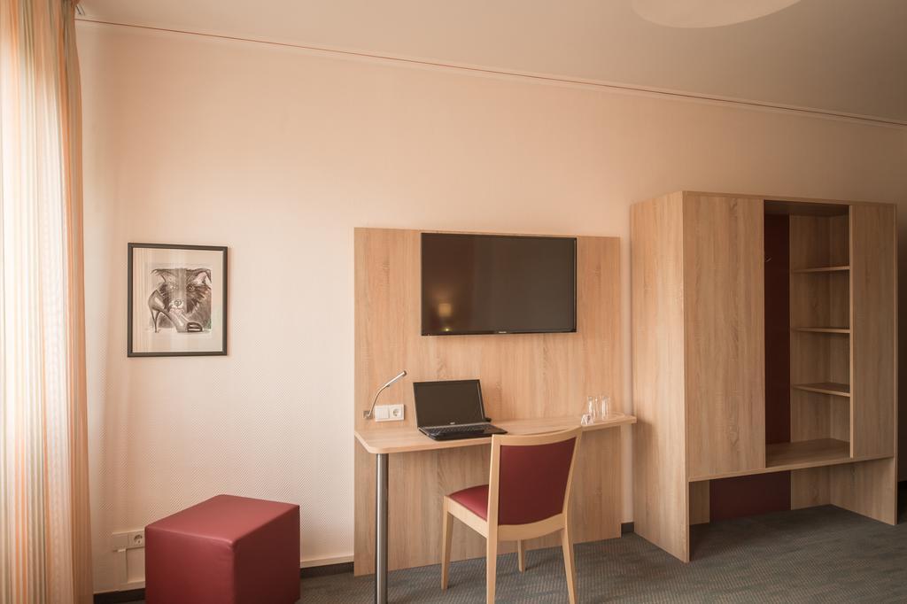 Hotel Leander Битбург Экстерьер фото