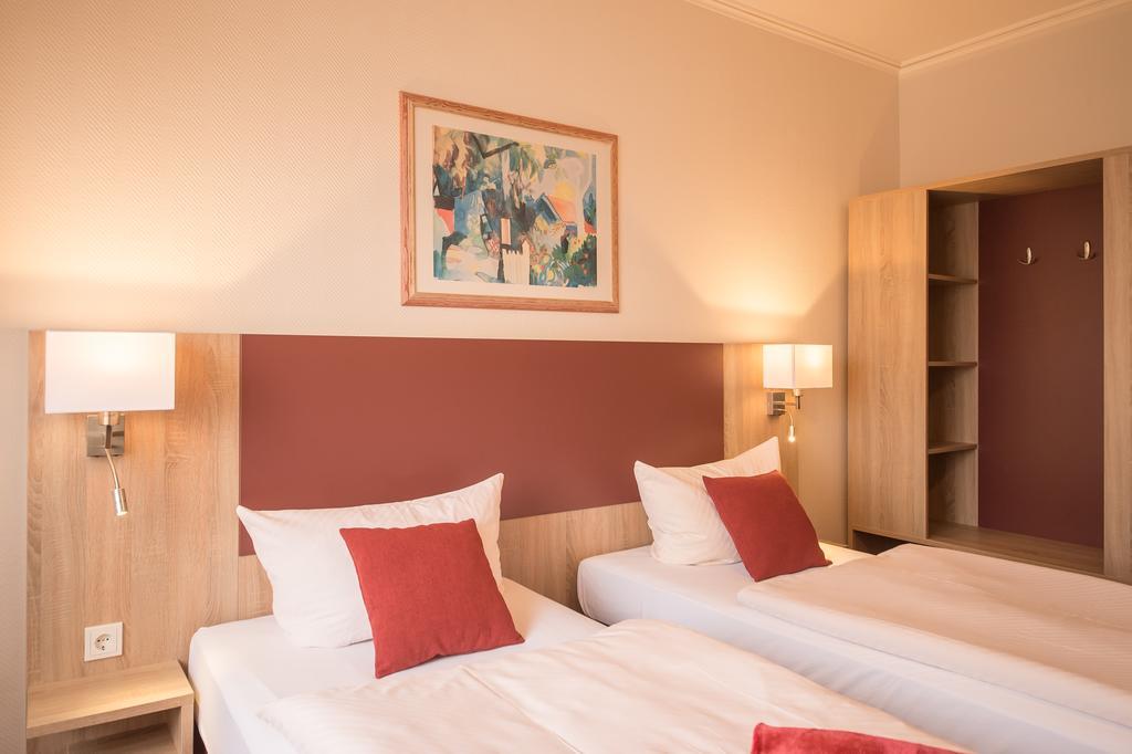 Hotel Leander Битбург Экстерьер фото