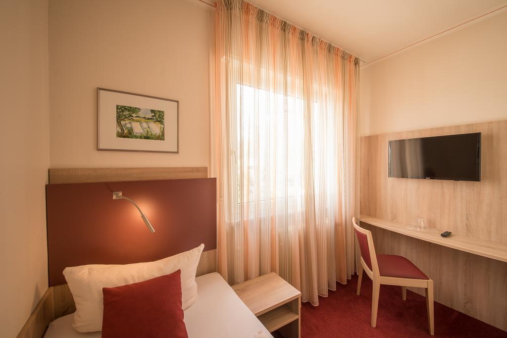 Hotel Leander Битбург Экстерьер фото