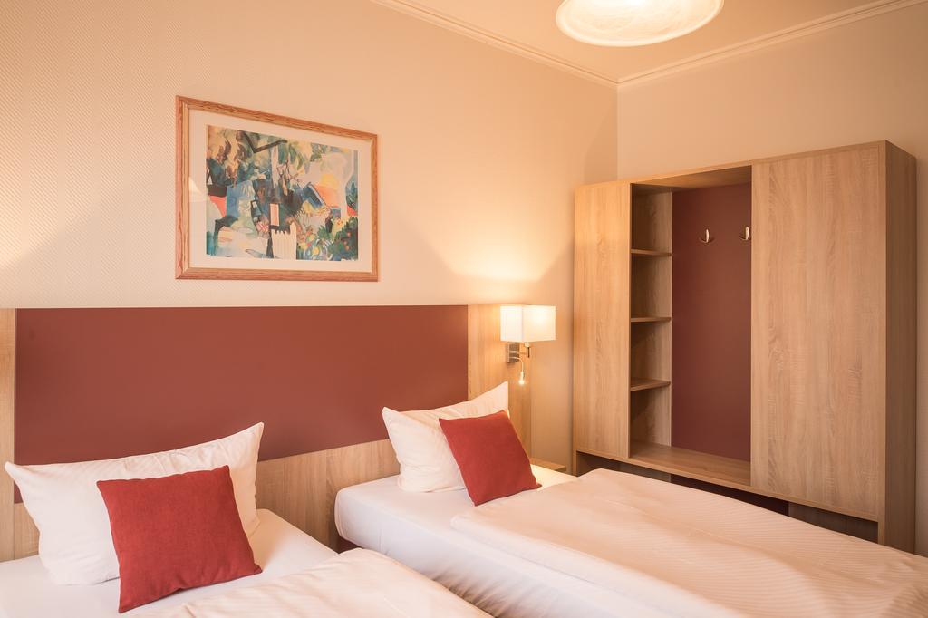 Hotel Leander Битбург Экстерьер фото
