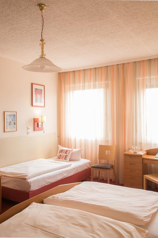Hotel Leander Битбург Экстерьер фото